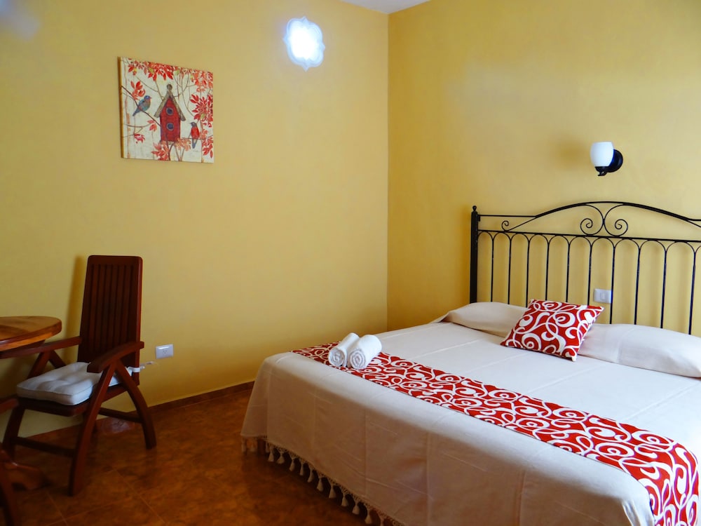 Standard Room, 1 King Bed, Private Bathroom, Garden View photo 1
