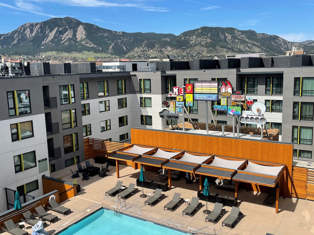 Premier Suite, 1 King Bed, Pool View