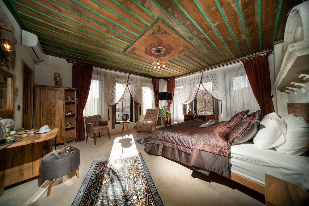 Luxury Double Room, 1 King Bed, Non Smoking, Mountain View - Photo 1