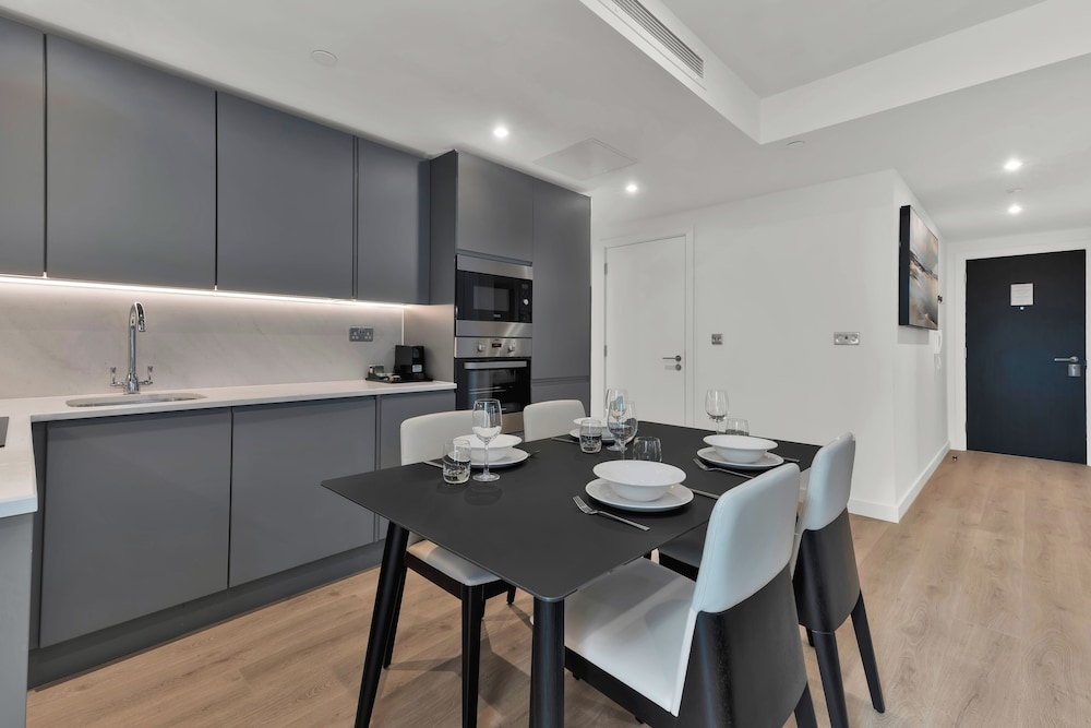 Two Bedroom City Apartment - Photo 6