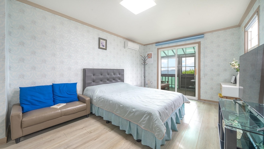 Basic Room, 1 Bedroom (BLUE)