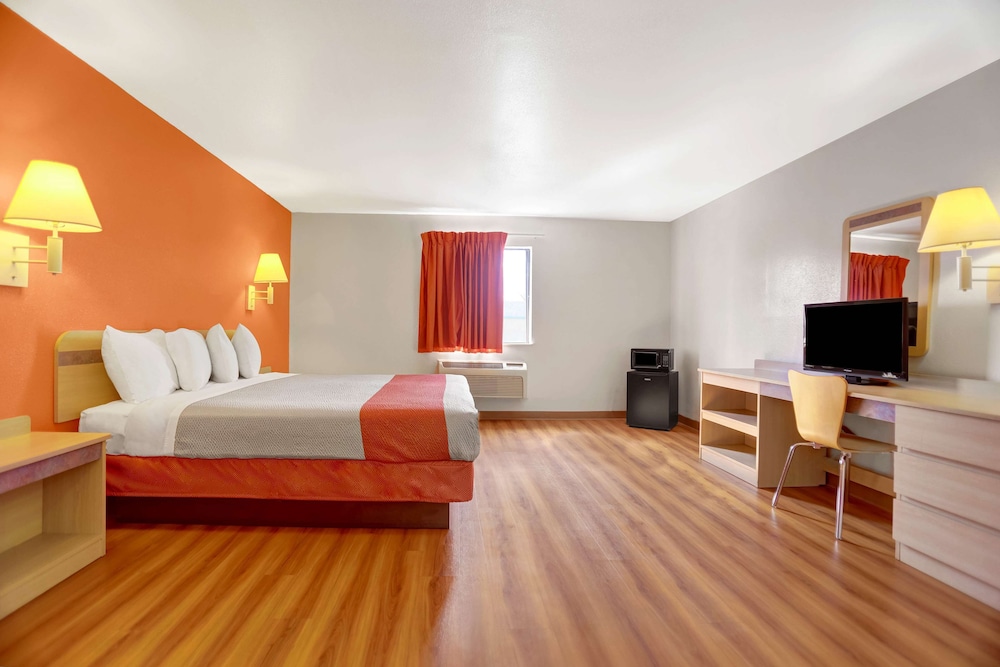 Standard Room, 1 King Bed, Non Smoking photo 3