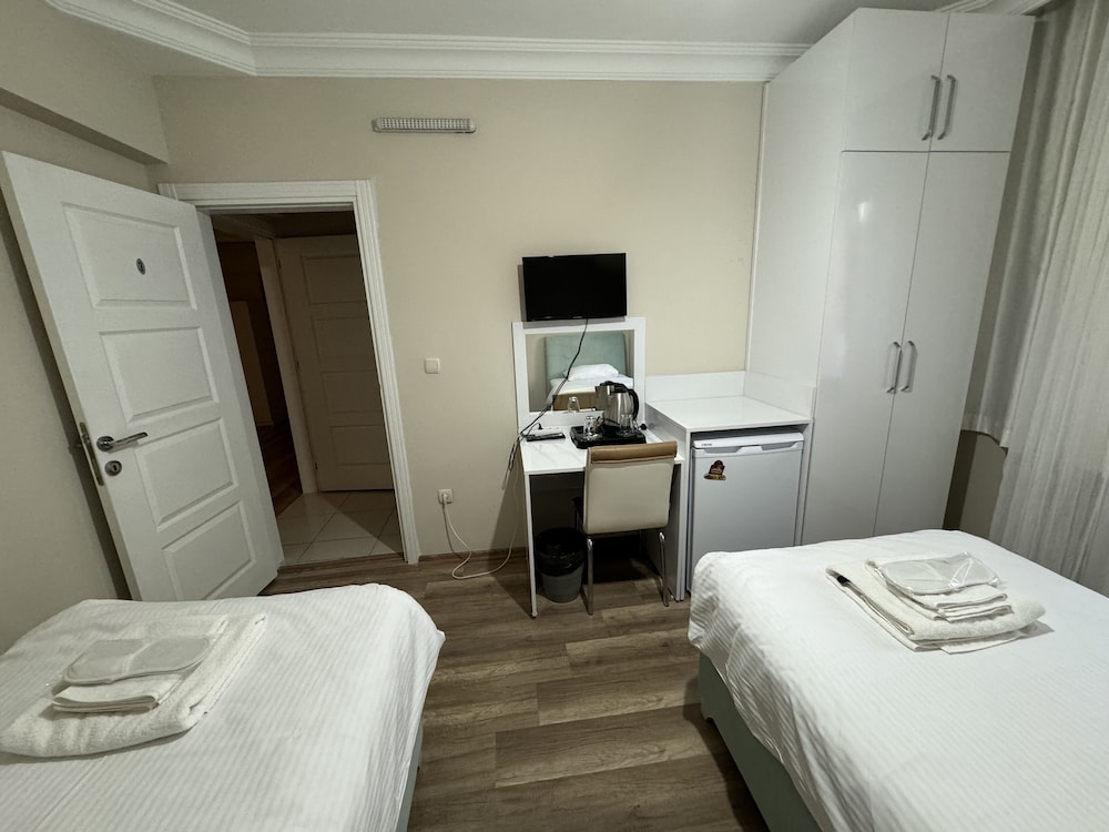 Standard Twin Room, Private Bathroom photo 2