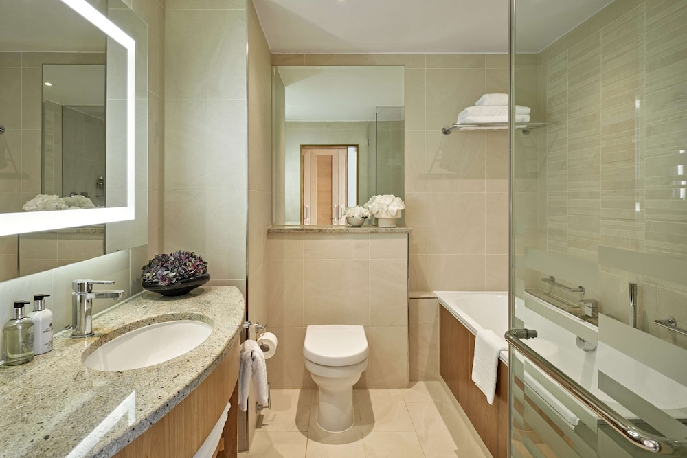 Executive Room, 1 King Bed, Club Lounge Access thumbnail 6