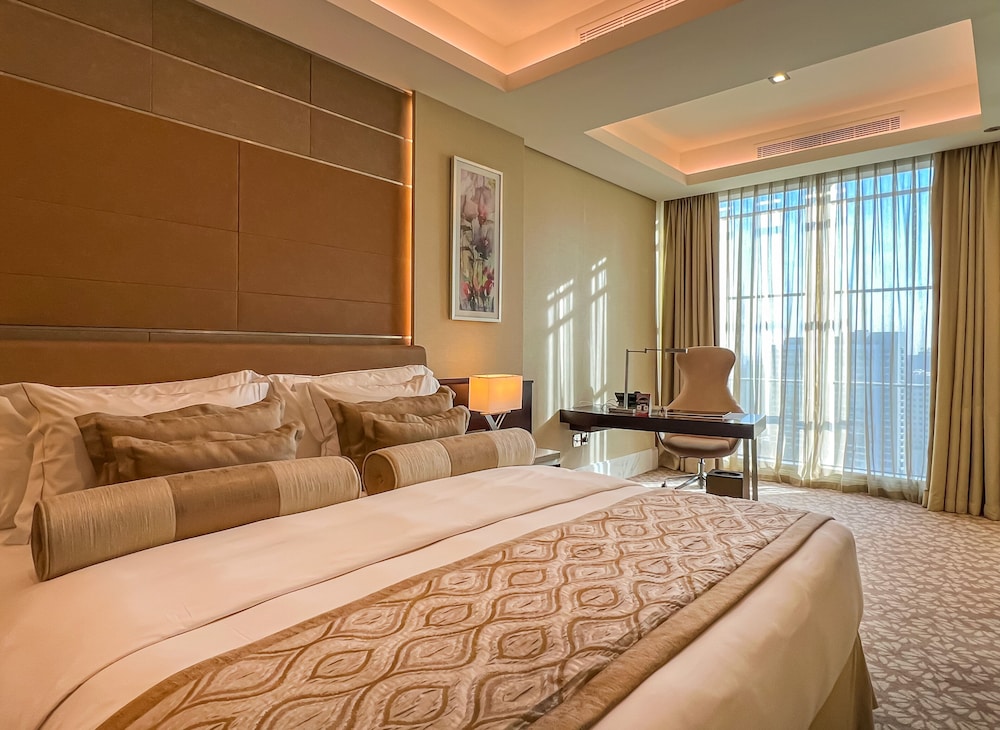 Club Level Junior Suite, 1 King Bed, Canal View