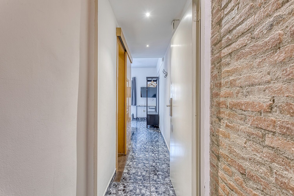 Basic Quadruple Room, Non Smoking, Courtyard View photo 2
