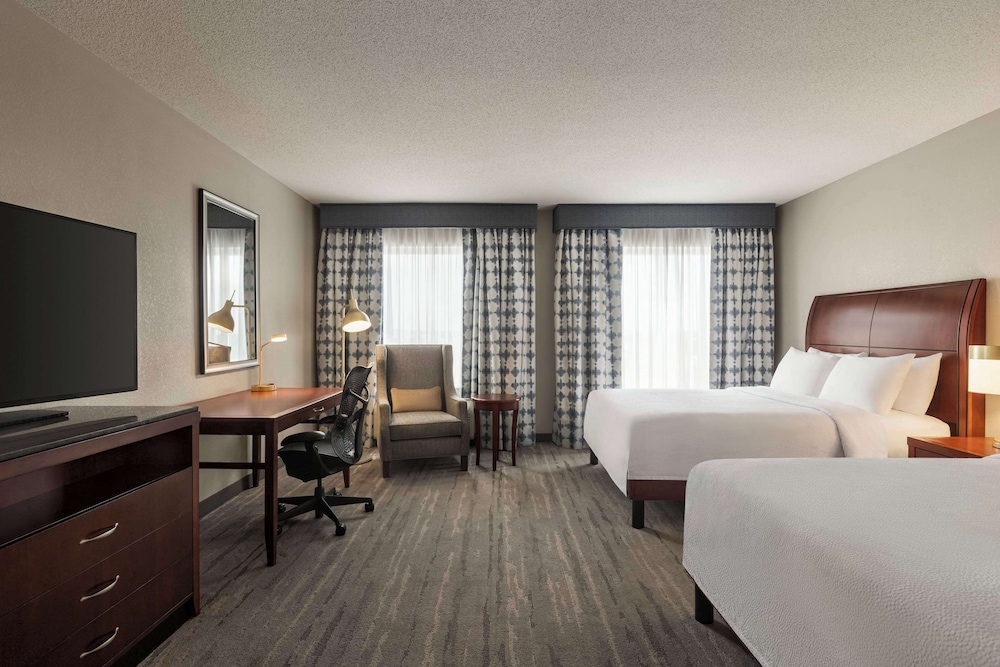 1 King Bed 1 Bedroom Suite Accessible w/ Tub - Photo 2