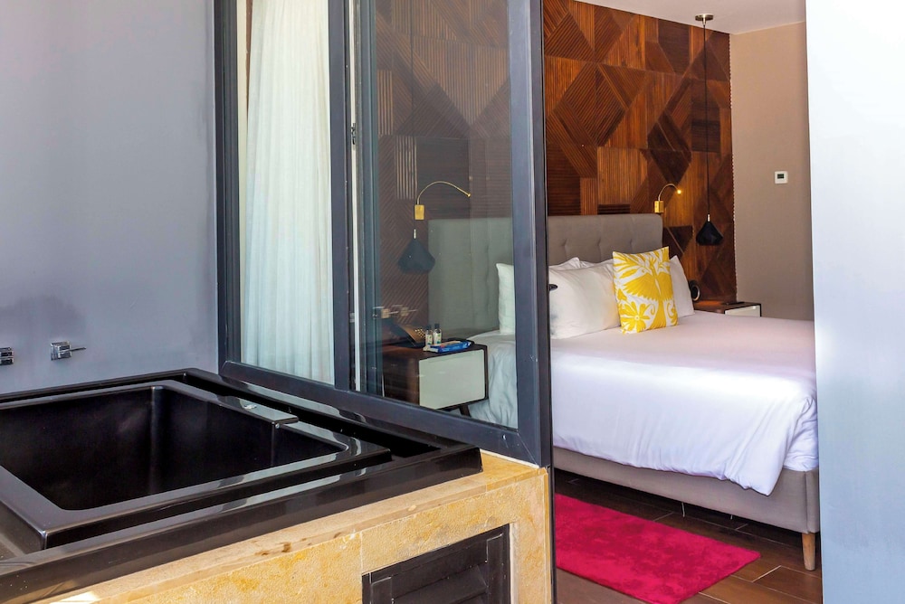 Suite, 2 Bedrooms, Hot Tub, Partial Ocean View (2 Queen Beds & 1 King Bed) photo 1