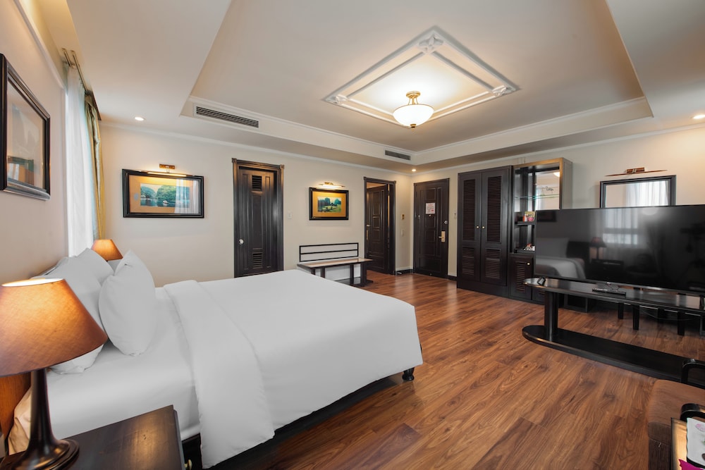 Family Suite (French Wing) - Photo 14