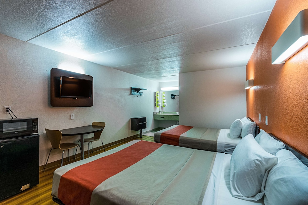 Standard Room, 2 Queen Beds, Smoking - Photo 4