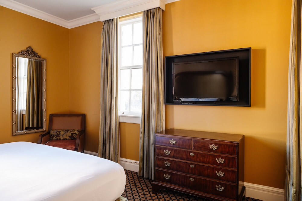 King Suite (24/7 Front Desk) - Photo 7