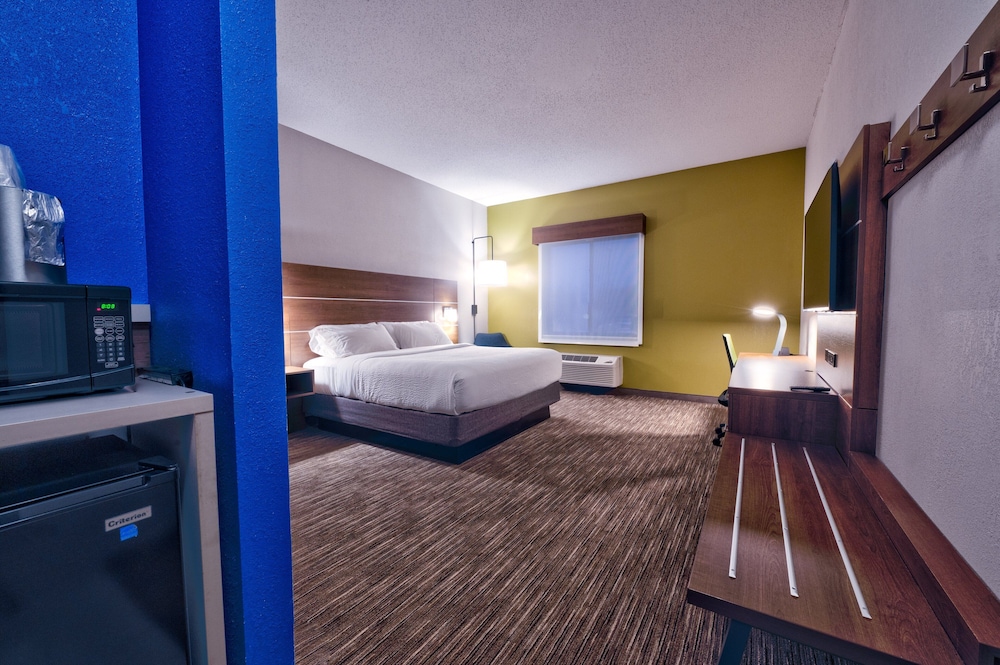 Suite, 1 King Bed - Photo 4