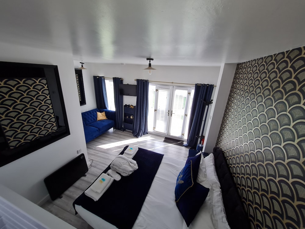 Deluxe Cottage, Ensuite ( Private Hot Tub Room 5) photo 2