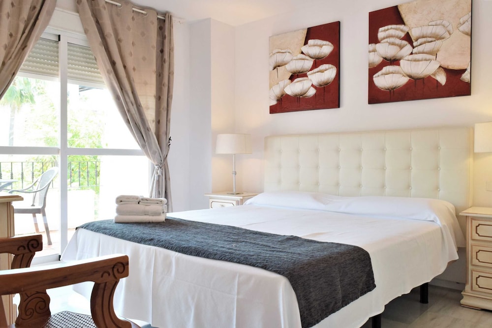 Casa Familiar, 4 Habitaciones, Vista al Jardín
