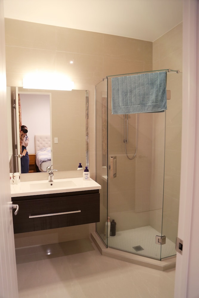 Deluxe Suite, 1 Bedroom, Ensuite photo 2