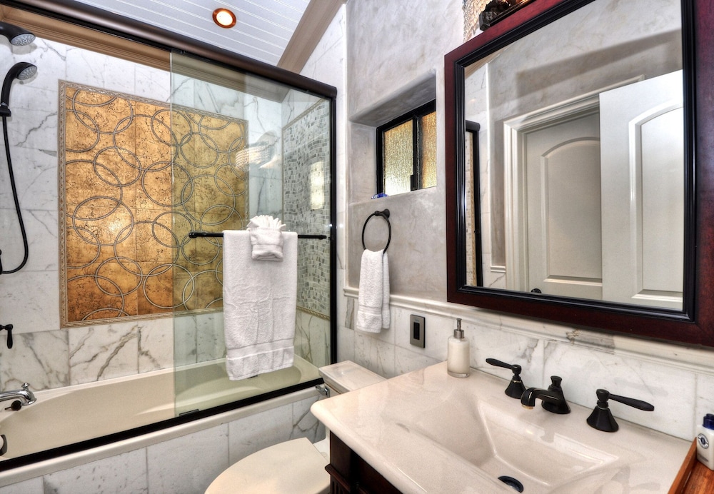 Deluxe Villa, 1 Queen Bed with Sofa bed, Balcony, Partial Ocean View photo 2