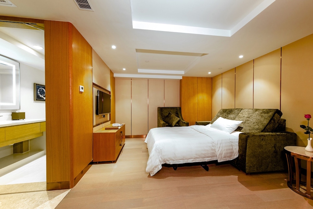 Deluxe Suite (Partly Non-Smoking Room (with closed window)) photo 1
