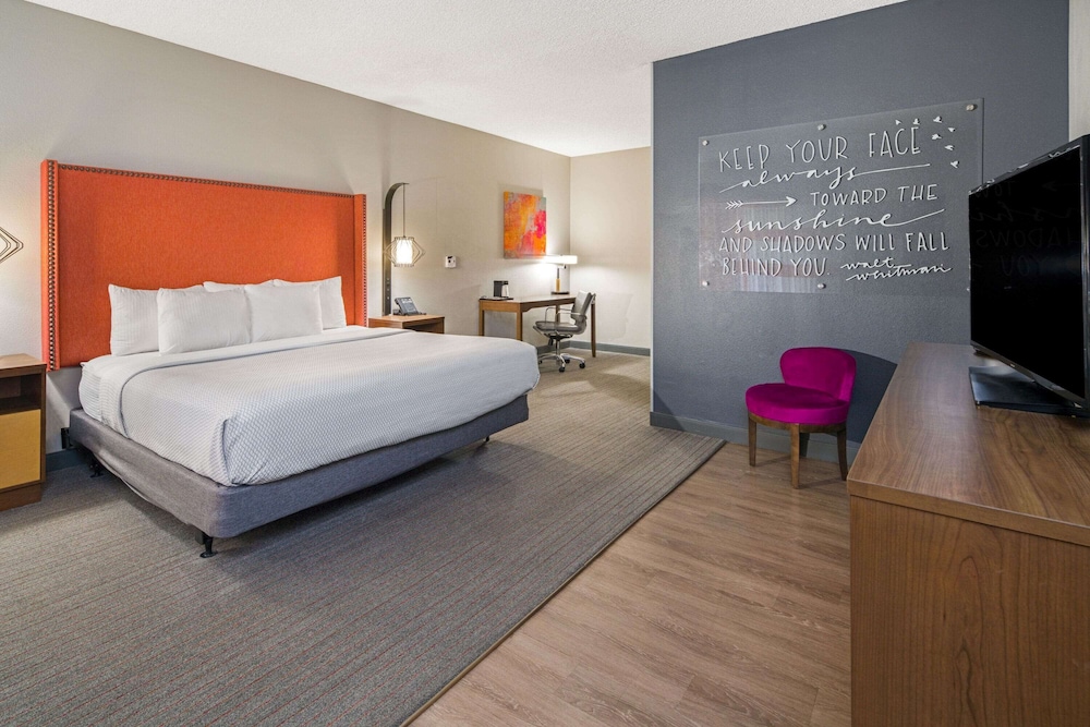 Deluxe Suite, 1 King Bed, Accessible, Bathtub (Mobility, Grab bars) - Photo 2