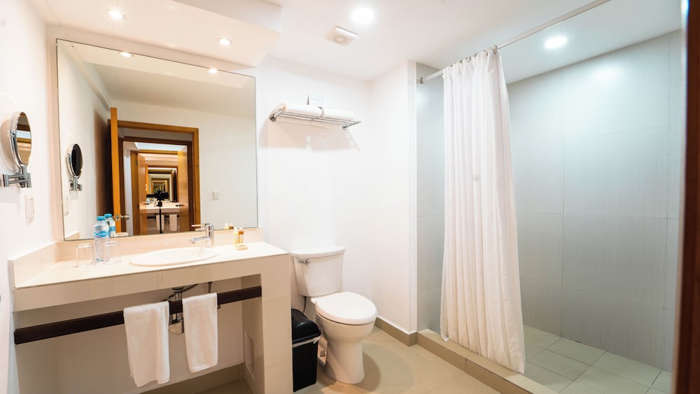 Master Suite 3 Bedrooms - Photo 2
