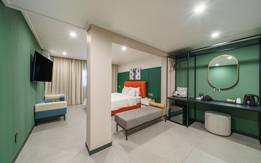 Room (Suite family bath - Starbucks coffee ) - Photo 9