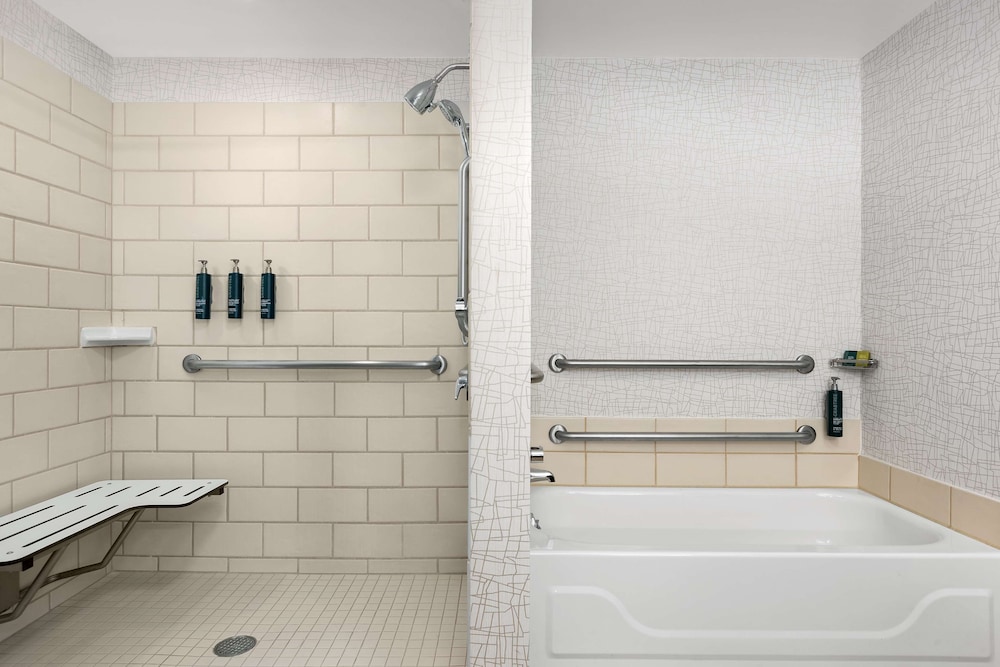 Room, 1 King Bed, Accessible, Non Smoking (Mobility & Hearing, 3x3 Shower) - Photo 7