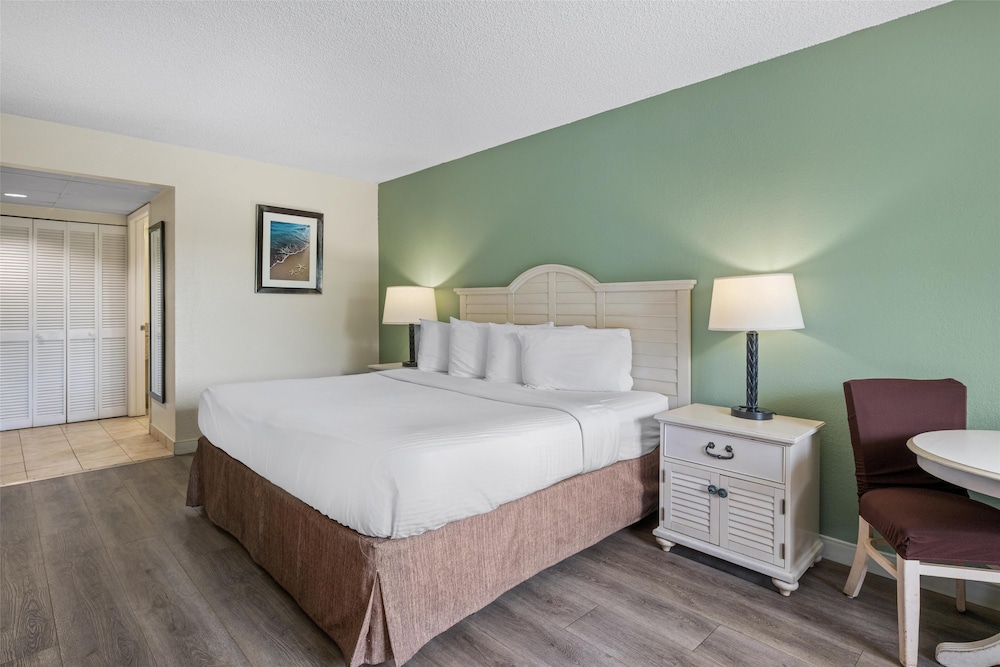 Standard Room, 1 King Bed, Non Smoking, Refrigerator & Microwave photo 1