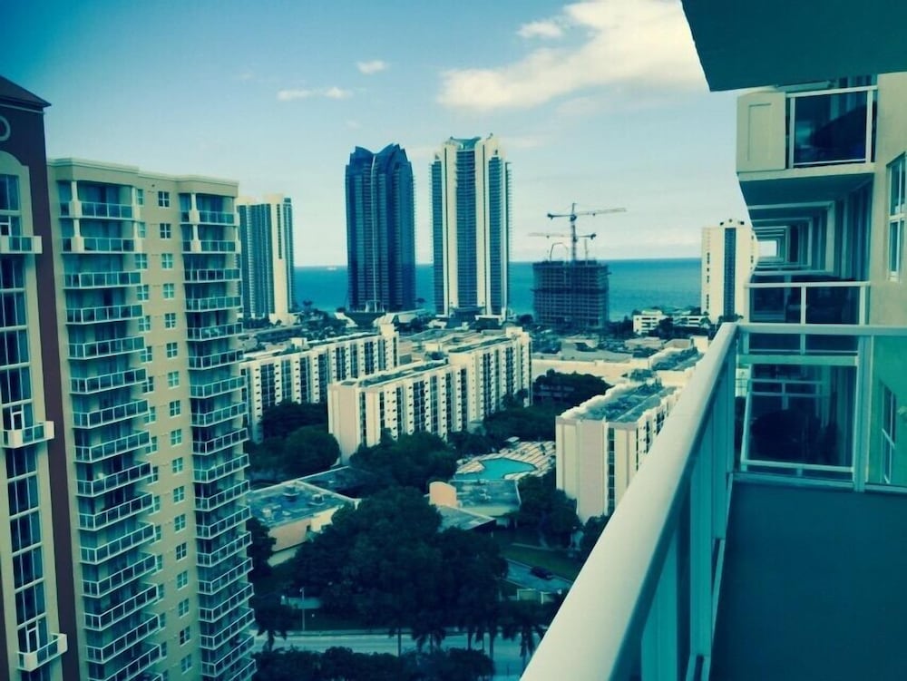 Luxury Apartment, 2 Bedrooms, Ocean View, Beachside photo 2
