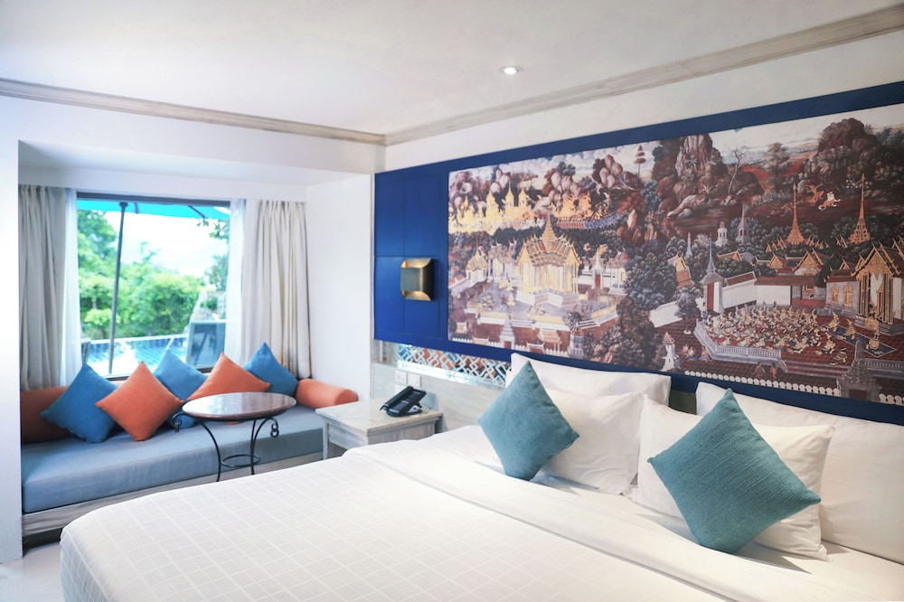 Deluxe Room, 1 King Bed, Pool Access photo 2
