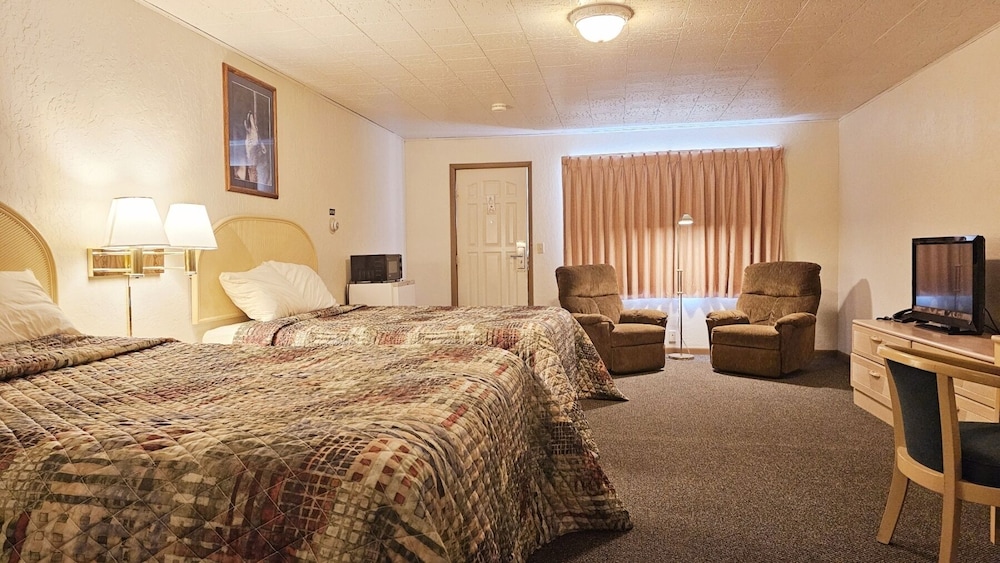 Family Room, 2 Queen Beds, Balcony, Lake View photo 3