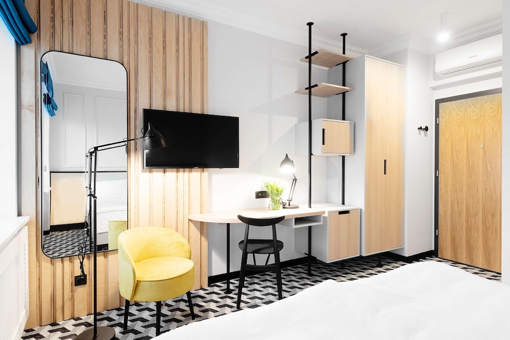Standard Room, 1 Queen Bed photo 3