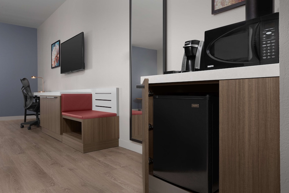 Room, 2 Queen Beds, Accessible (Mobility & Hearing, Roll-In Shower) - Photo 4