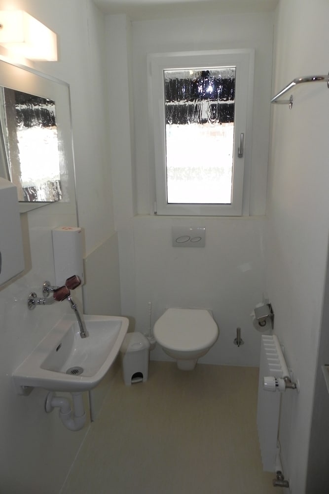 Basic Twin Room, Shared Bathroom photo 3