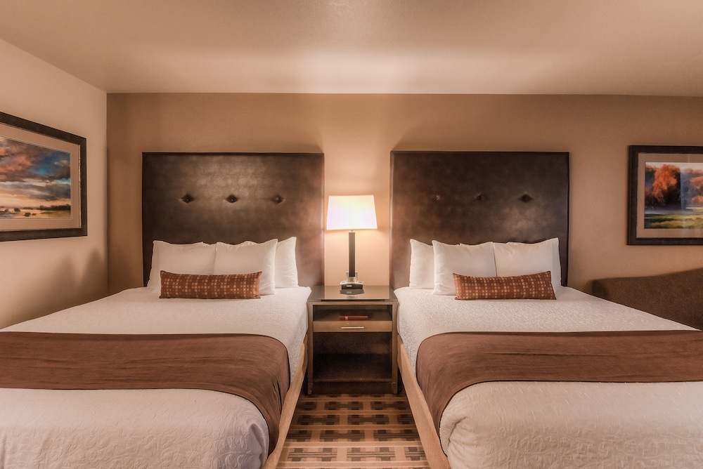 Suite, 2 Queen Beds, Non Smoking, Microwave photo 2