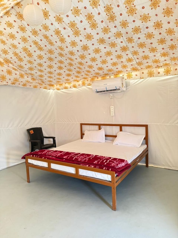 Deluxe Tent photo 3
