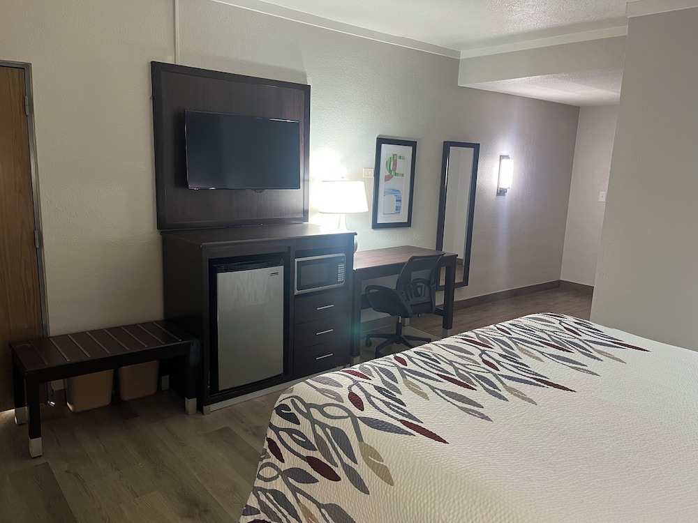 Deluxe Room, 1 King Bed, Non Smoking photo 3