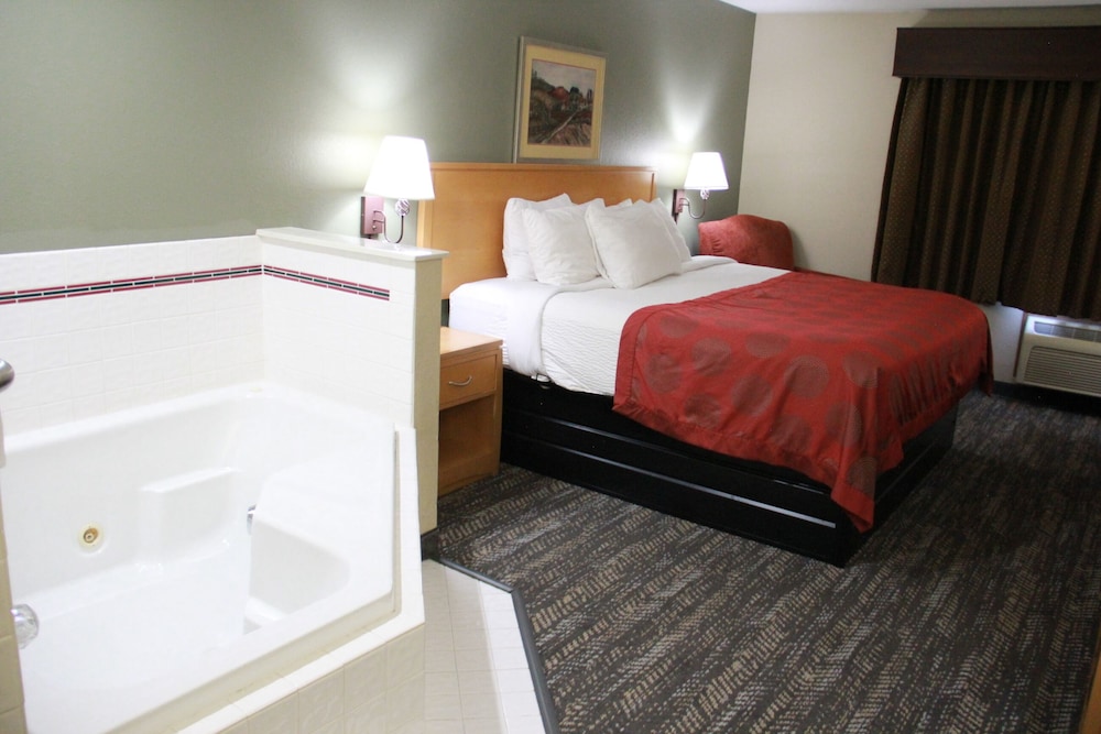 Room, 1 King Bed, Non Smoking, Hot Tub - Photo 3