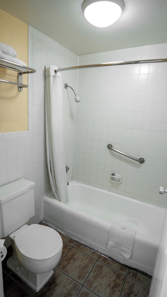 Executive Single Room, 1 King Bed, Bathtub Grab Bars, Non Smoking photo 3