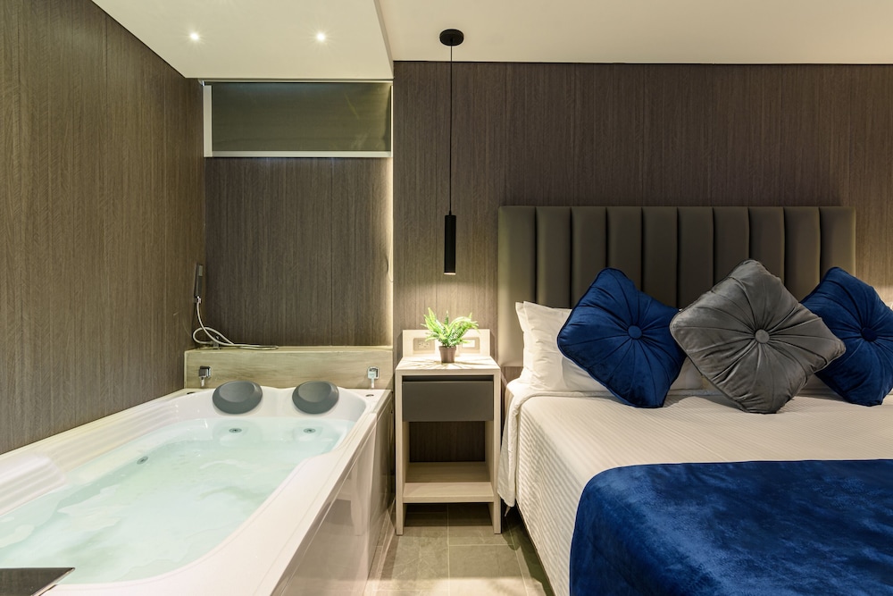 Junior Room, Hot Tub
