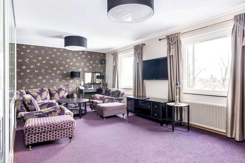 Suite, 1 King Bed, Non Smoking photo 3