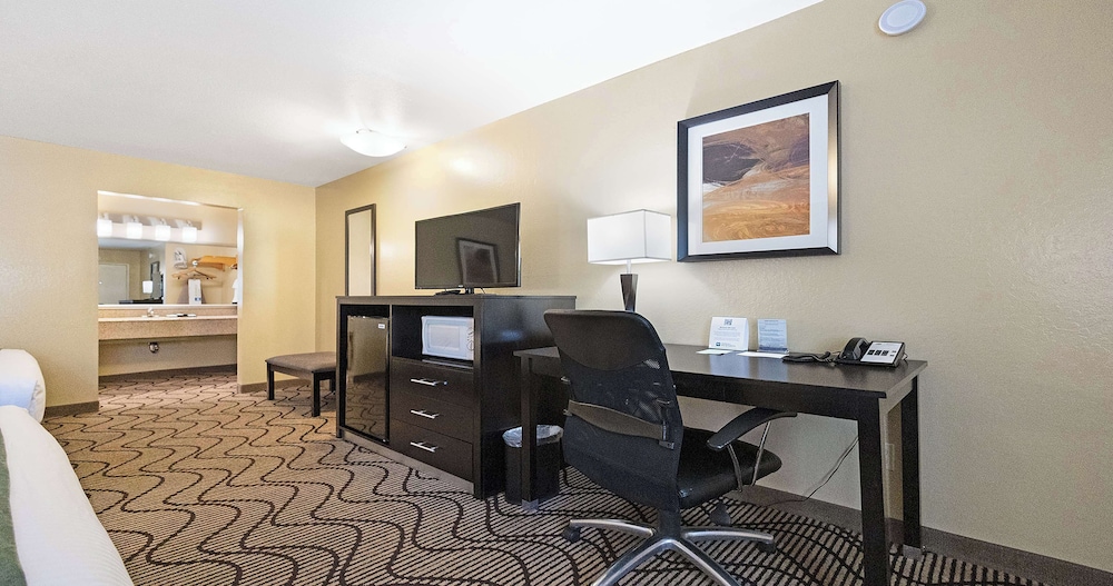 Deluxe Room, 2 Queen Beds, Non Smoking, Refrigerator & Microwave - Photo 11
