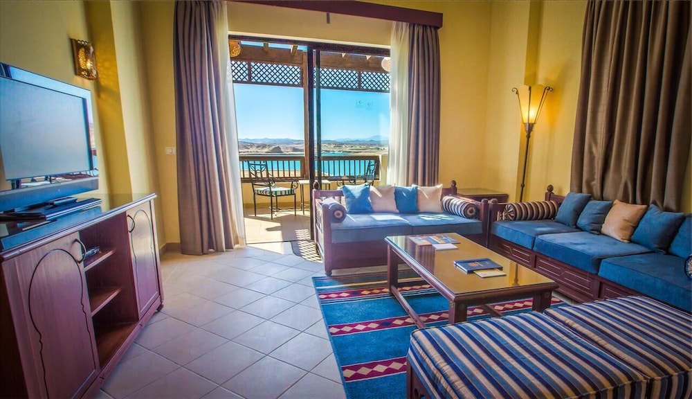 Superior Suite, 3 Bedrooms, Pool View - Photo 3