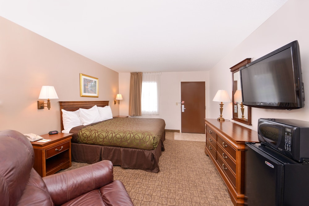 Standard Room, 1 King Bed, Non Smoking photo 3