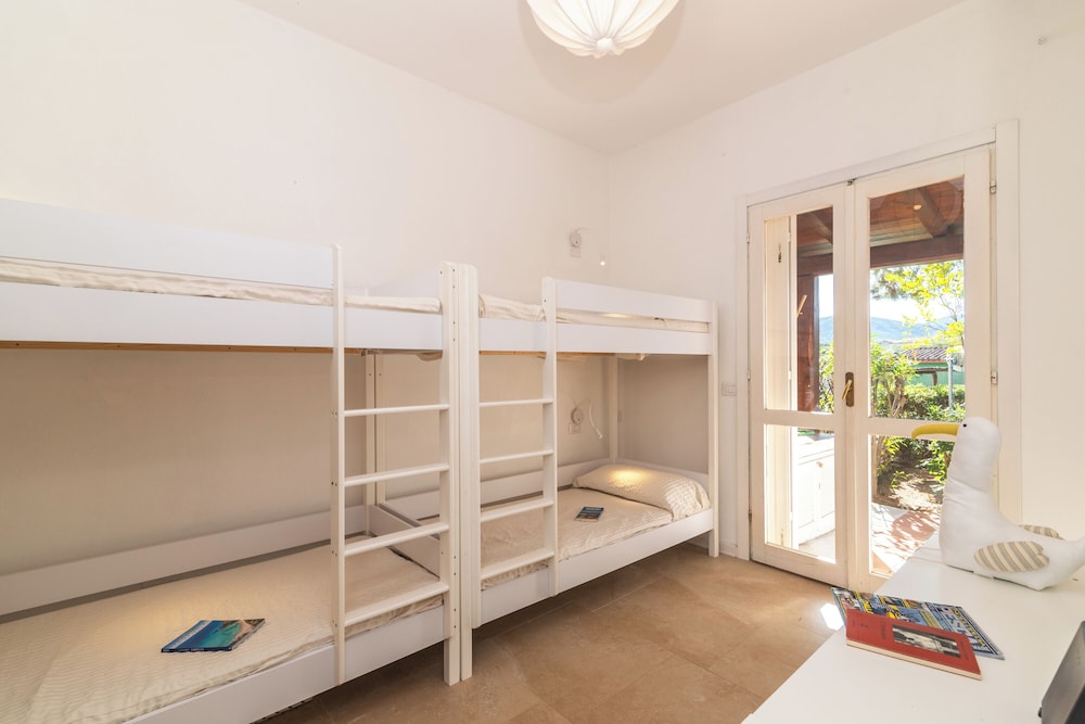 Family Apartment, Multiple Bedrooms, 2 Bathrooms (Il Vecchio Faro Vale 150m From The)