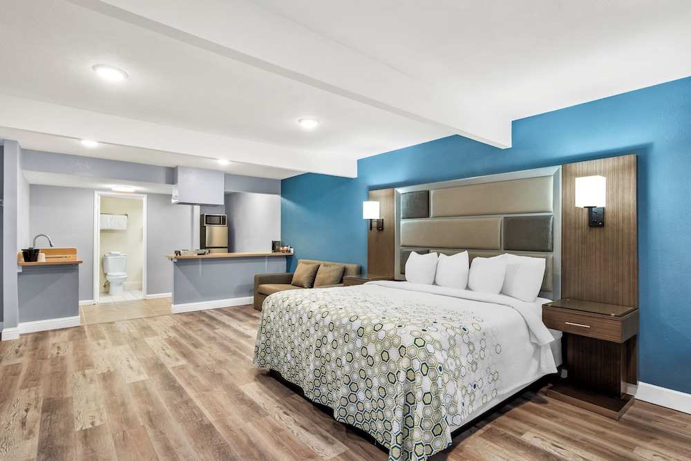Suite, 1 King Bed, Non Smoking, Kitchenette - Photo 1