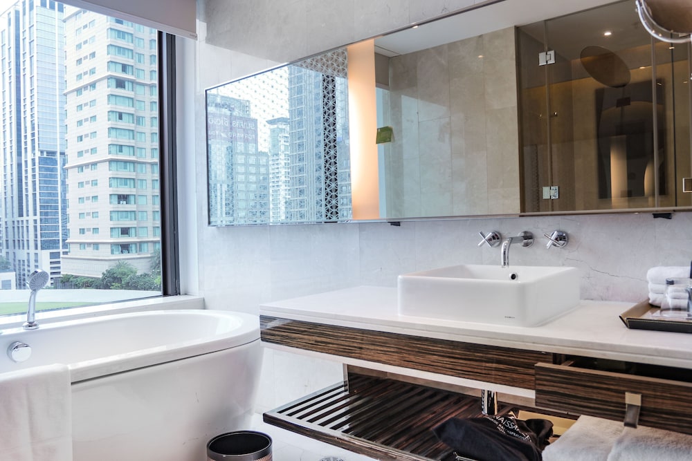 Renaissance Suite, 1 King Bed, High Floor, Non Smoking thumbnail 6