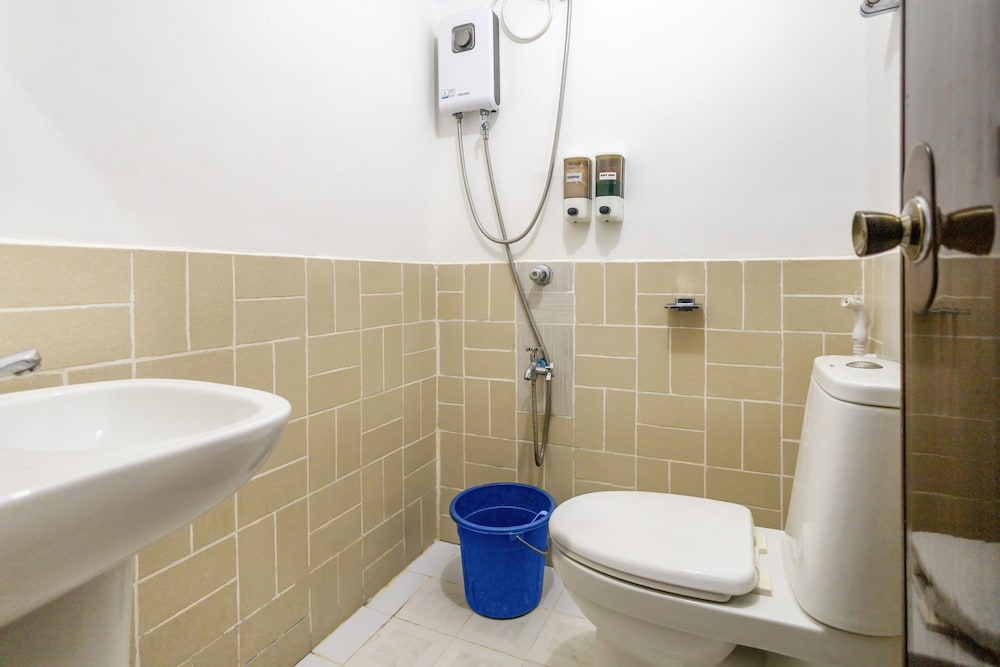 AirCon Room with private bathroom - Photo 8