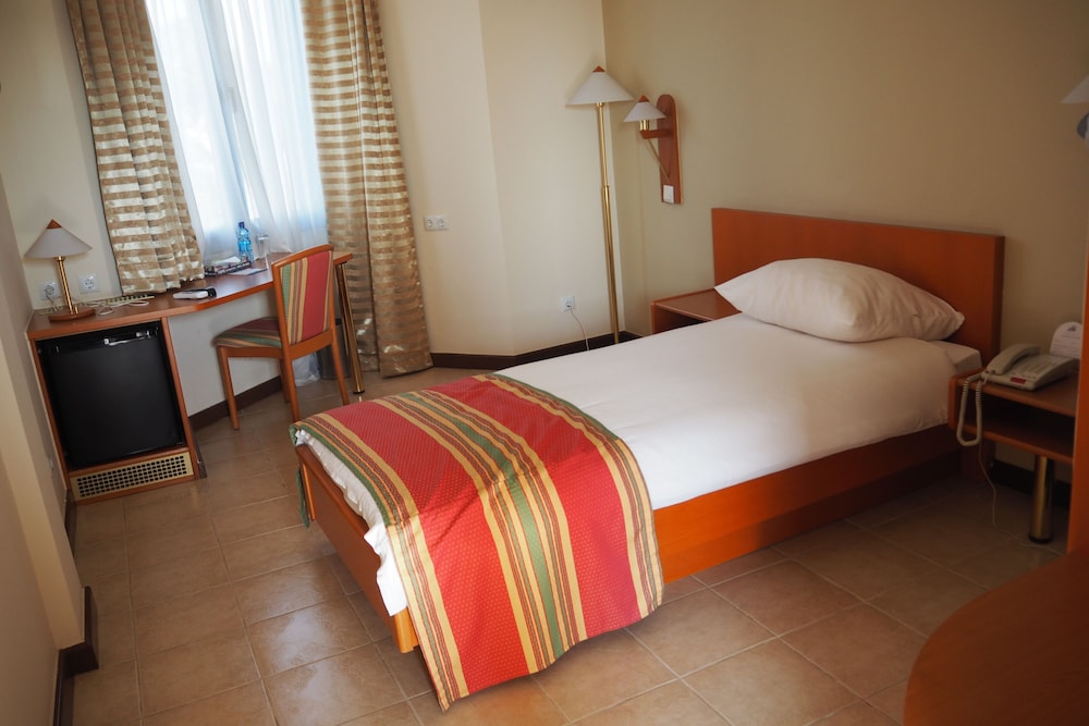 Standard Room, Lake View (With Extra Bed) photo 1