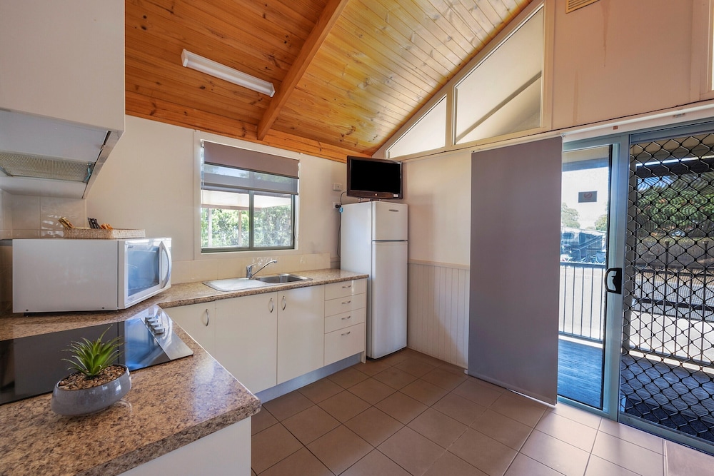Deluxe Cabin - Sleeps 6 photo 2