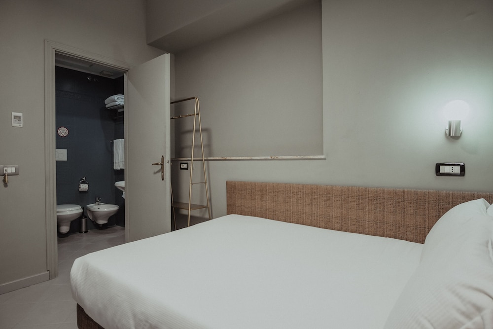 Basic Double Room thumbnail 6