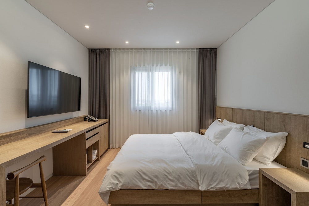 Standard Double Room, 1 Queen Bed A